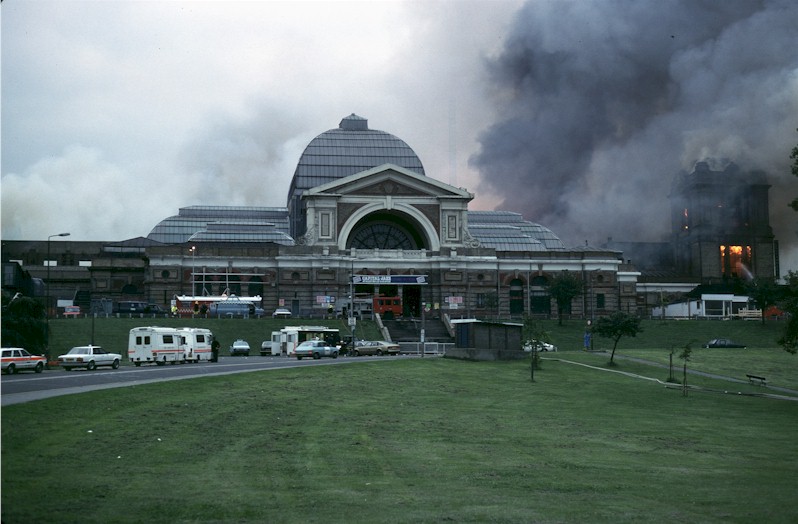 ally_pally_fire1_1980.jpg (97333 bytes)