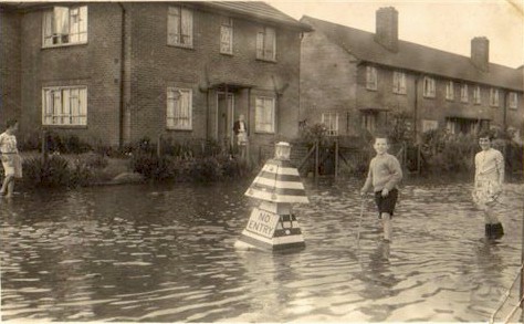 floods-asplins_road_1957-8.jpg (45787 bytes)