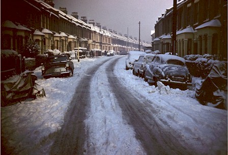 greyhound_road_snow_1963.jpg (50211 bytes)