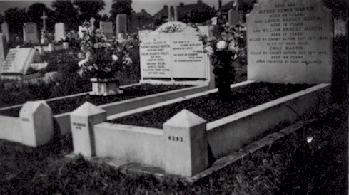 martin_family-graves.jpg (47129 bytes)