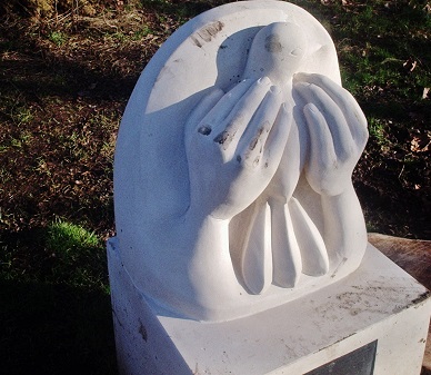 memorial_close_up.JPG (89481 bytes)