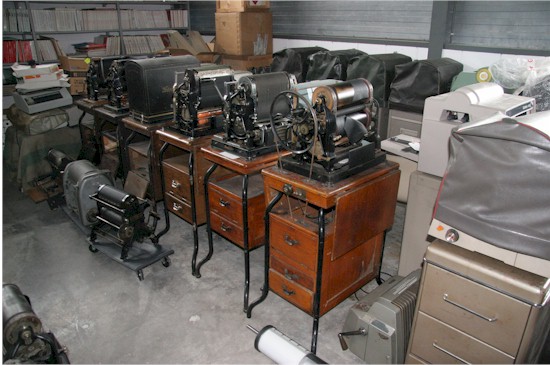 antique_gestetner_machines.jpg (67713 bytes)