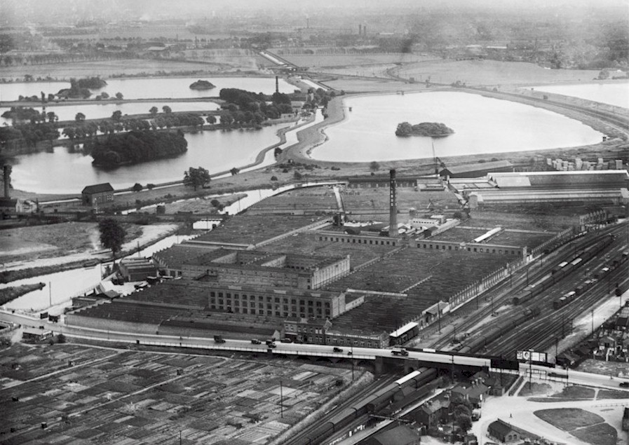 harris_lebus_ferry_lane_1933_enhanced.jpg (177396 bytes)