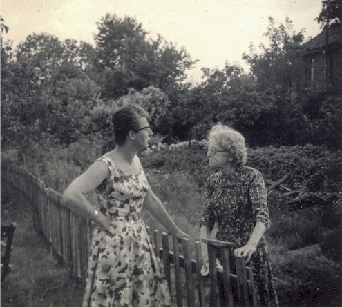 ruth_hall_with_neighbour_Mrs_heath_149_clyde_road.jpg (70274 bytes)