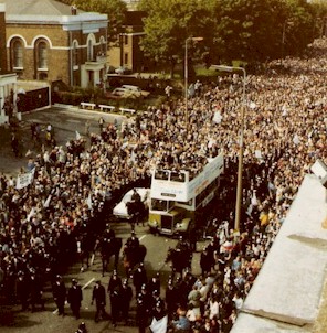 spurs_1981_procession_high_road.jpg (47391 bytes)