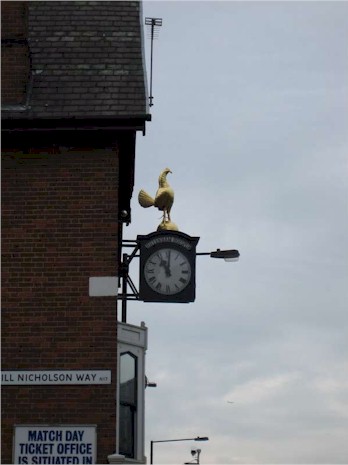spurs_clock_red_house.jpg (29904 bytes)