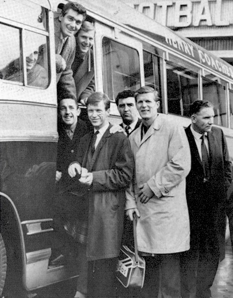 spurs_team_1960s_boarding_coach_whl.jpg (103793 bytes)